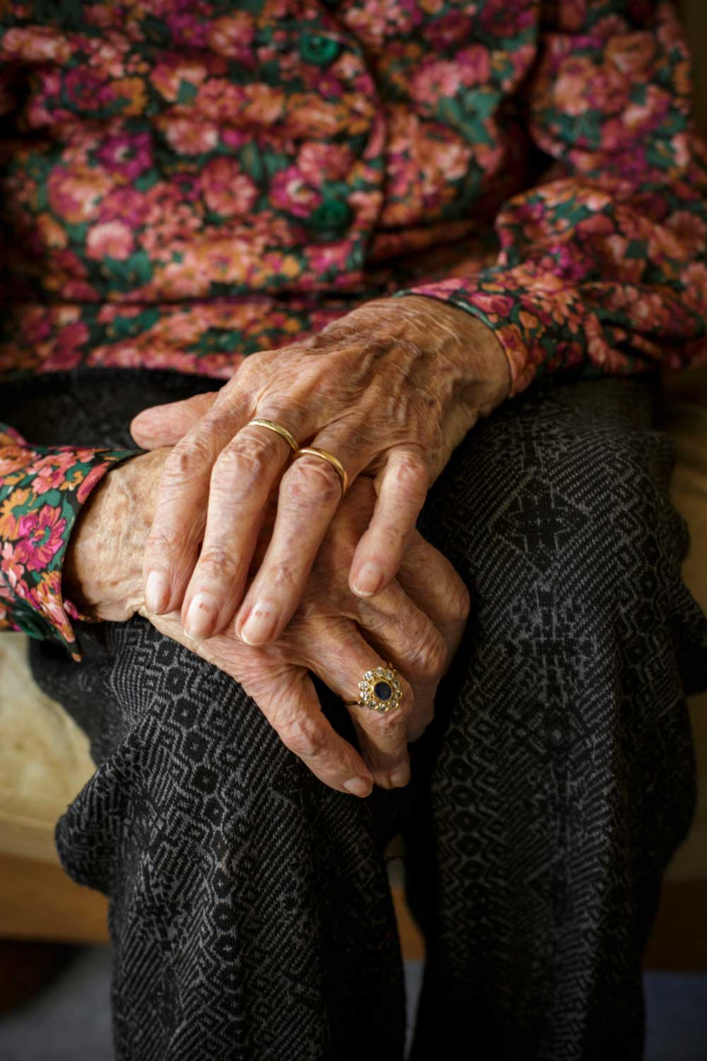 Mains de Marie Lucet 103 ans dans sa chambre de l'ehpad Madeleine Caille. Lyon 8, 29 octobre 2021