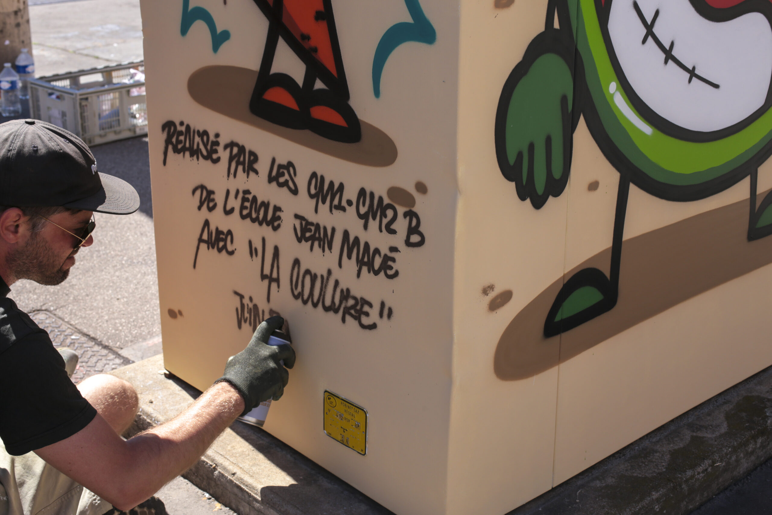 Atelier Fresque avec des enfants scolarisés à l'école Jean Macé et le collectif La Coulure, encadré par Hugo Ribes.